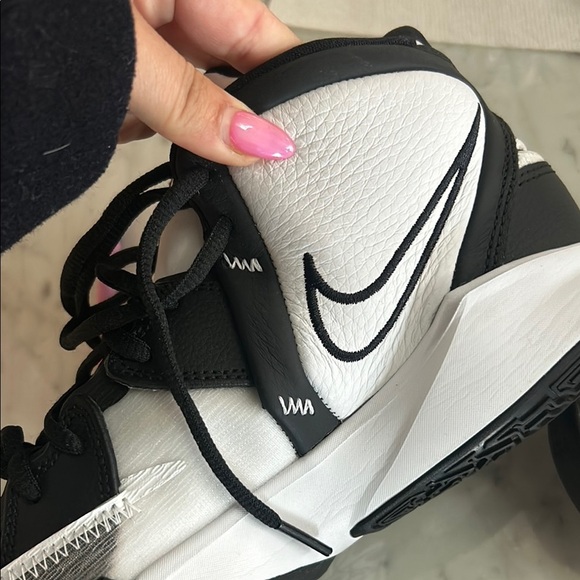NEW Mens KYRIE Nike Black and White Basketball Shoes - Picture 3 of 10